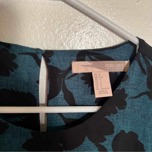 Forever 21 Contemporary Blouse Green Black Floral Wrap Side S - Picture 9 of 9